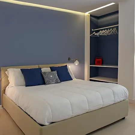 PETIT B&B - in centro a due passi dalla stazione e dai traghetti-3
